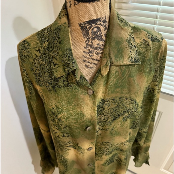 Studio C gorgeous green and yellow button down long top size 14-16 w/ side slit - Picture 3 of 11